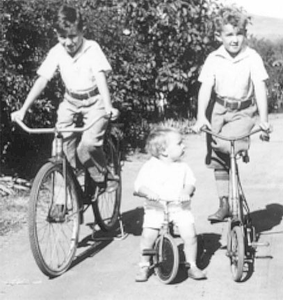 [Dad and uncles on bikes 1934]